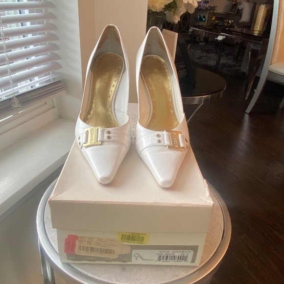 BCBGirls White Pump with Gold accessory Size 8 Katchen-N style - Picture 1 of 5